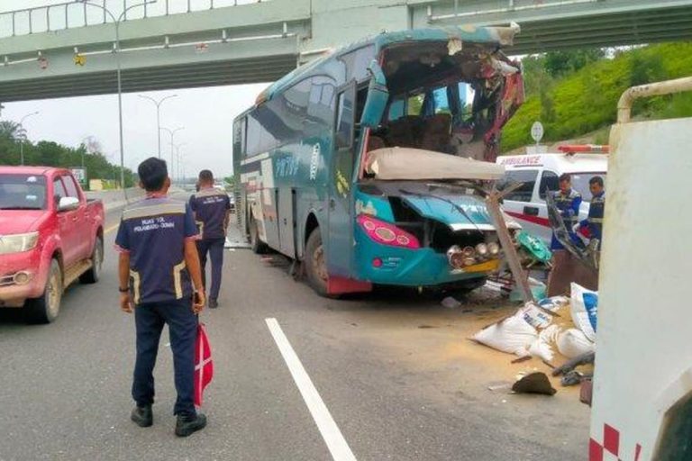 Kumpulan Fakta Hasil Olah TKP Kecelakaan Maut Bus Tabrak Truk Tol Pekanbaru 1 Orang Tewa 2 Luka Berat di Dumai